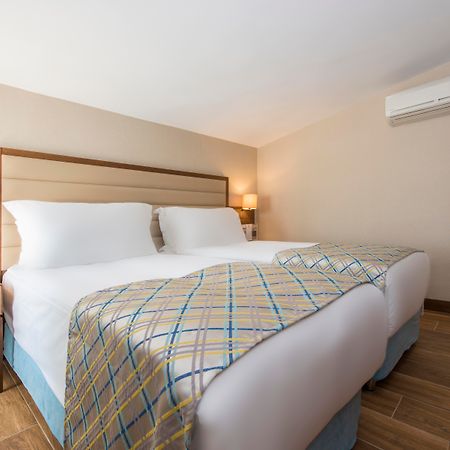 Ramada Plaza Antalya Hotel Exterior foto A room at the hotel