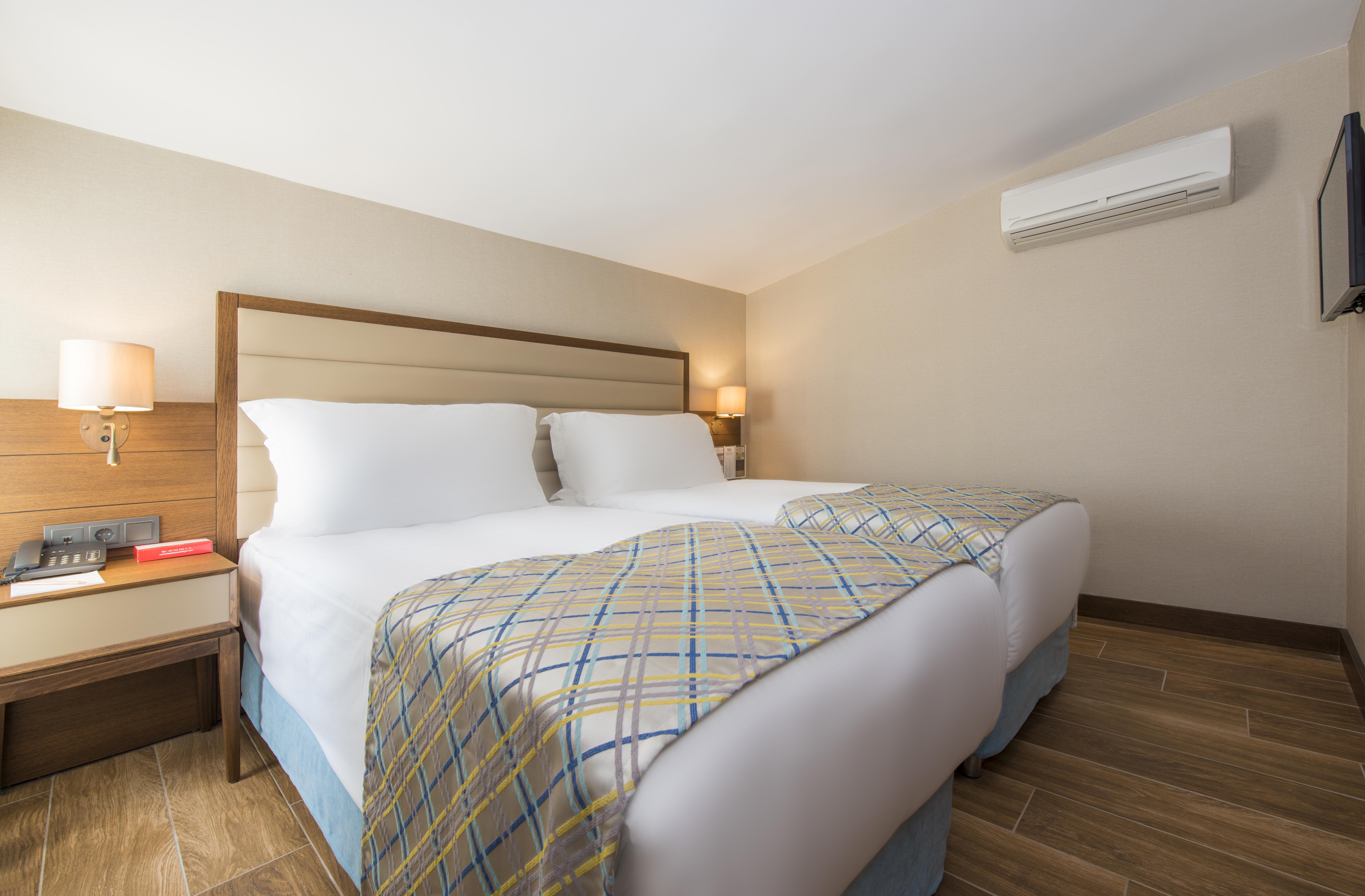 Ramada Plaza Antalya Hotel Exterior foto A room at the hotel