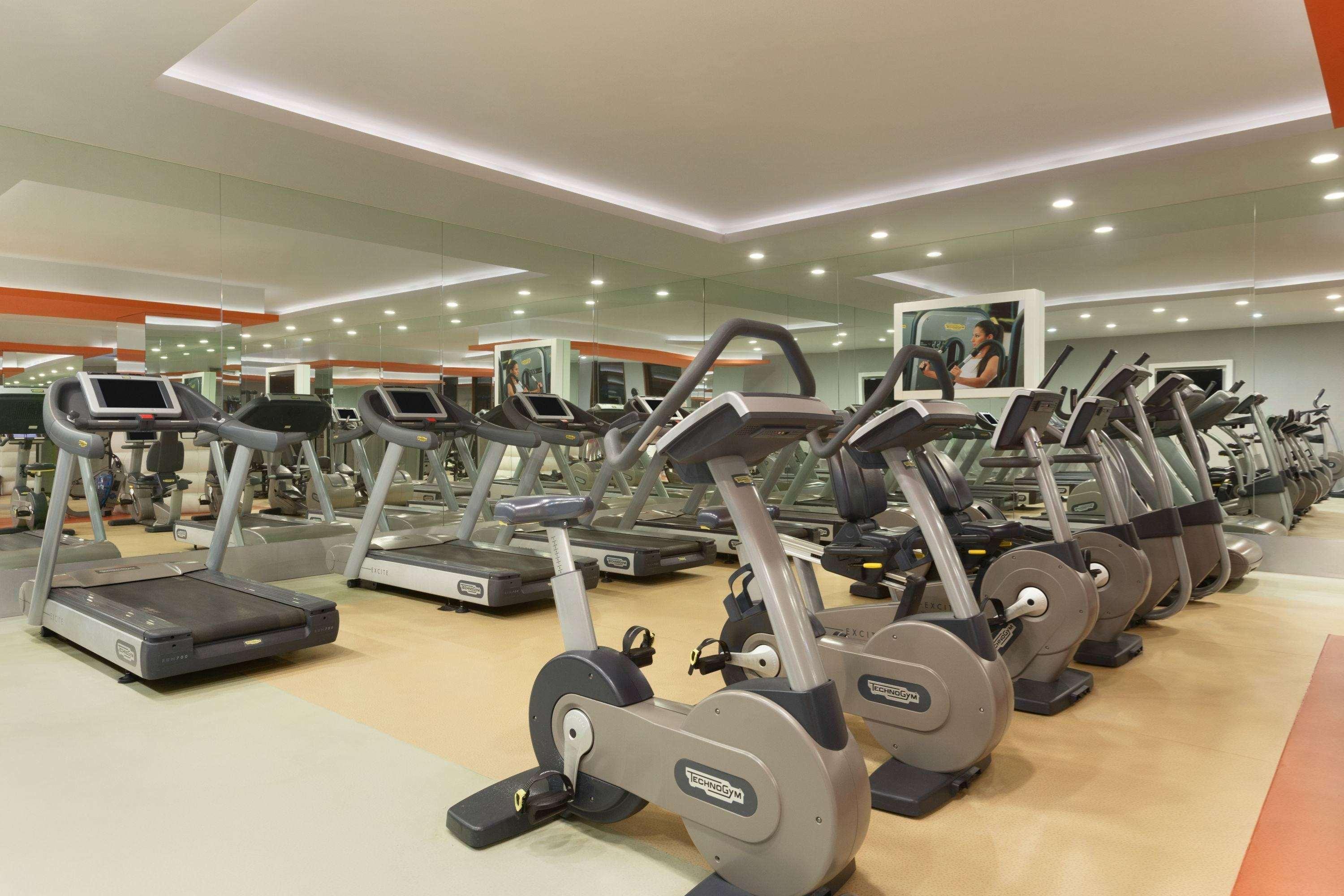 Ramada Plaza Antalya Hotel Exterior foto The gym at the hotel
