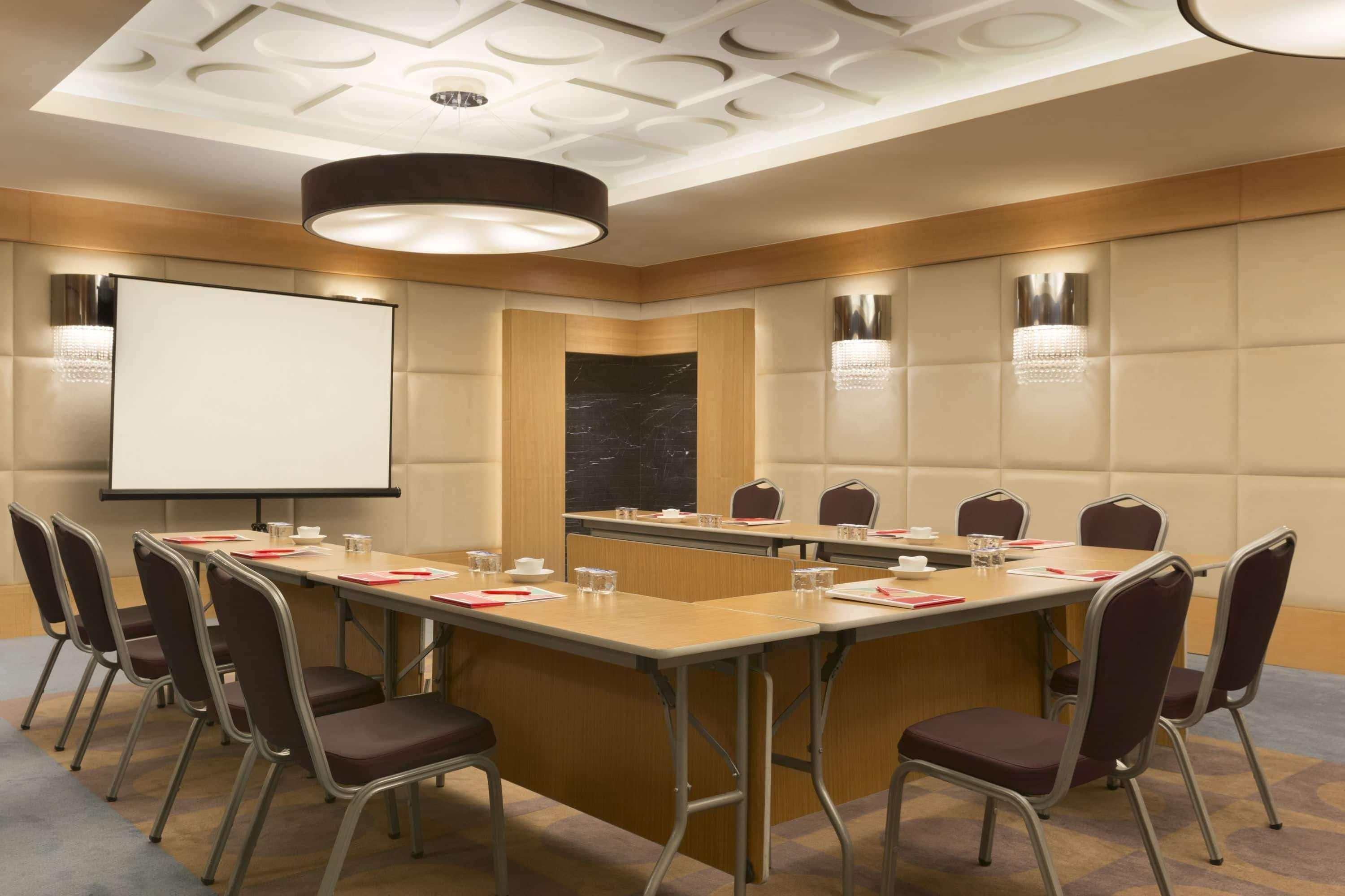 Ramada Plaza Antalya Hotel Exterior foto A meeting room