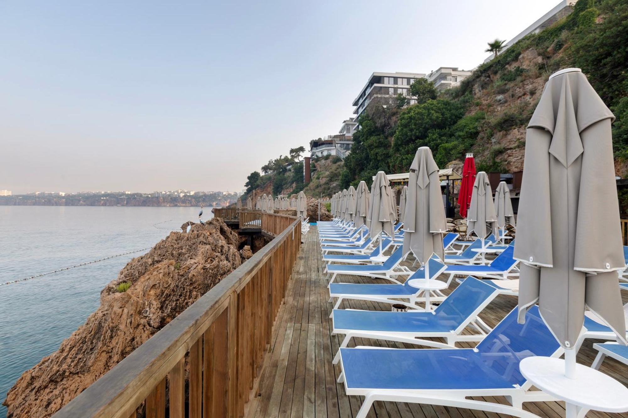 Ramada Plaza Antalya Hotel Exterior foto Beach chairs at the Dead Sea