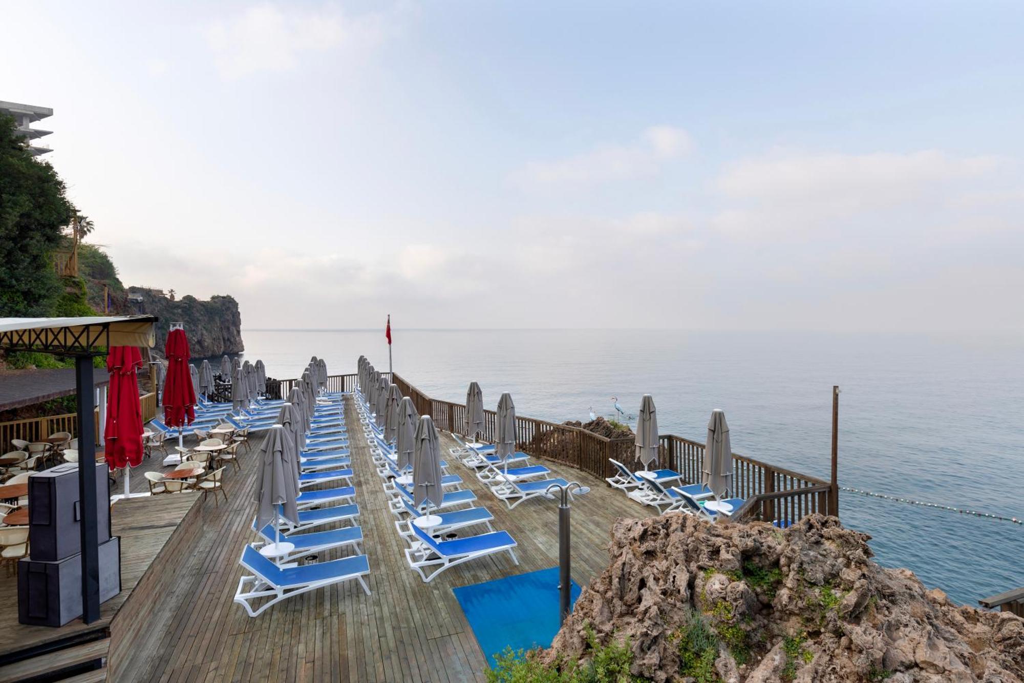 Ramada Plaza Antalya Hotel Exterior foto Beach in Atami