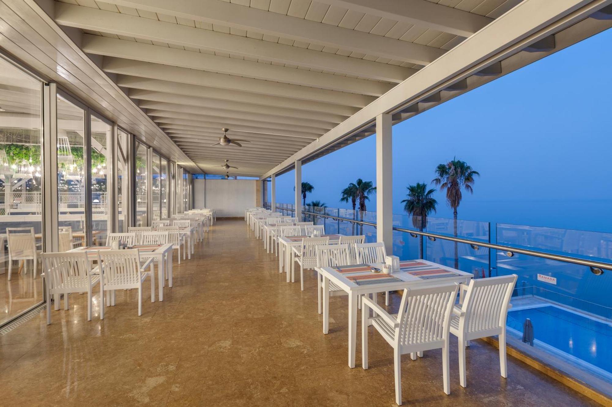 Ramada Plaza Antalya Hotel Exterior foto The restaurant