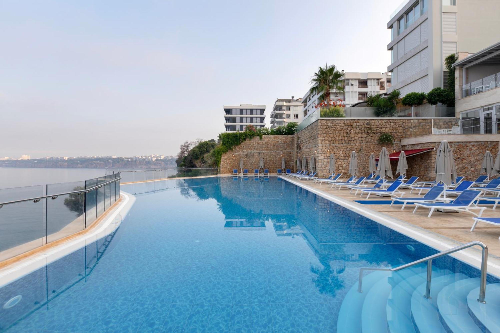 Ramada Plaza Antalya Hotel Exterior foto Infinity pool at the hotel