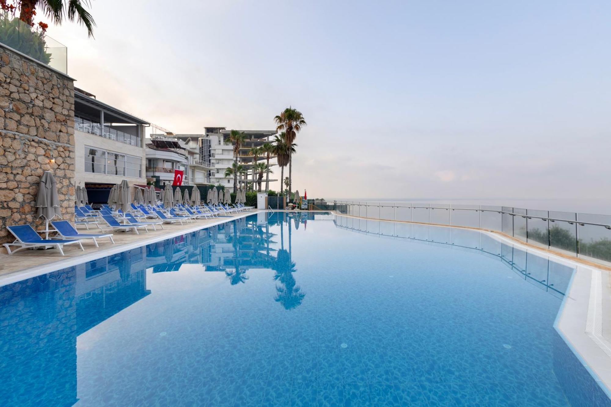Ramada Plaza Antalya Hotel Exterior foto Infinity pool at a hotel in Crete, Greece