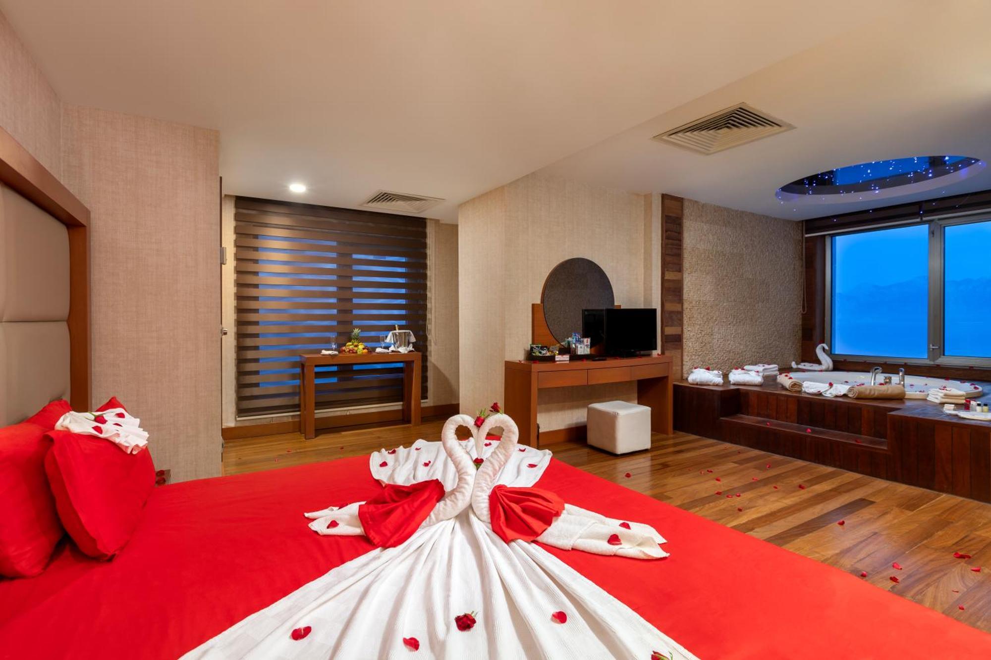 Ramada Plaza Antalya Hotel Exterior foto A suite at the hotel