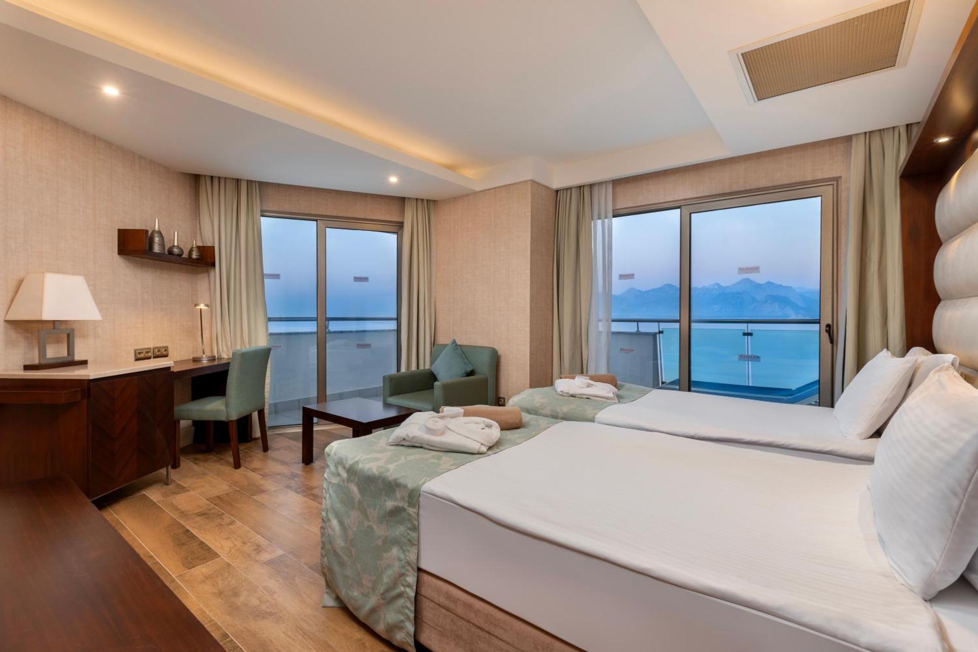 Ramada Plaza Antalya Hotel Exterior foto A room at the hotel