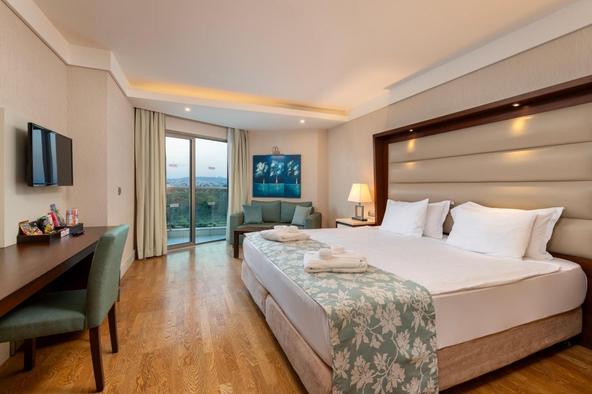 Ramada Plaza Antalya Hotel Exterior foto A room at the hotel