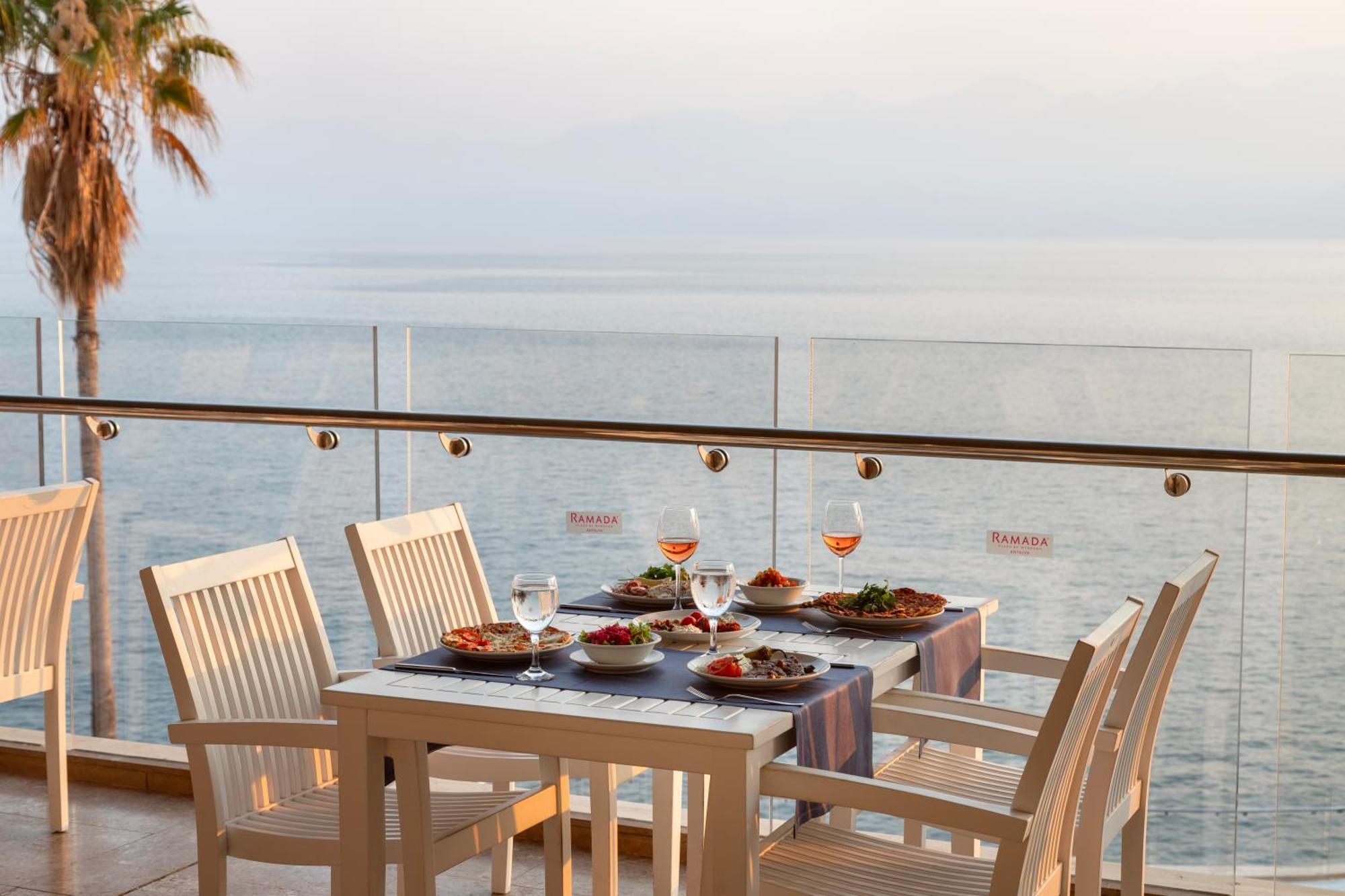 Ramada Plaza Antalya Hotel Exterior foto A glass balustrade