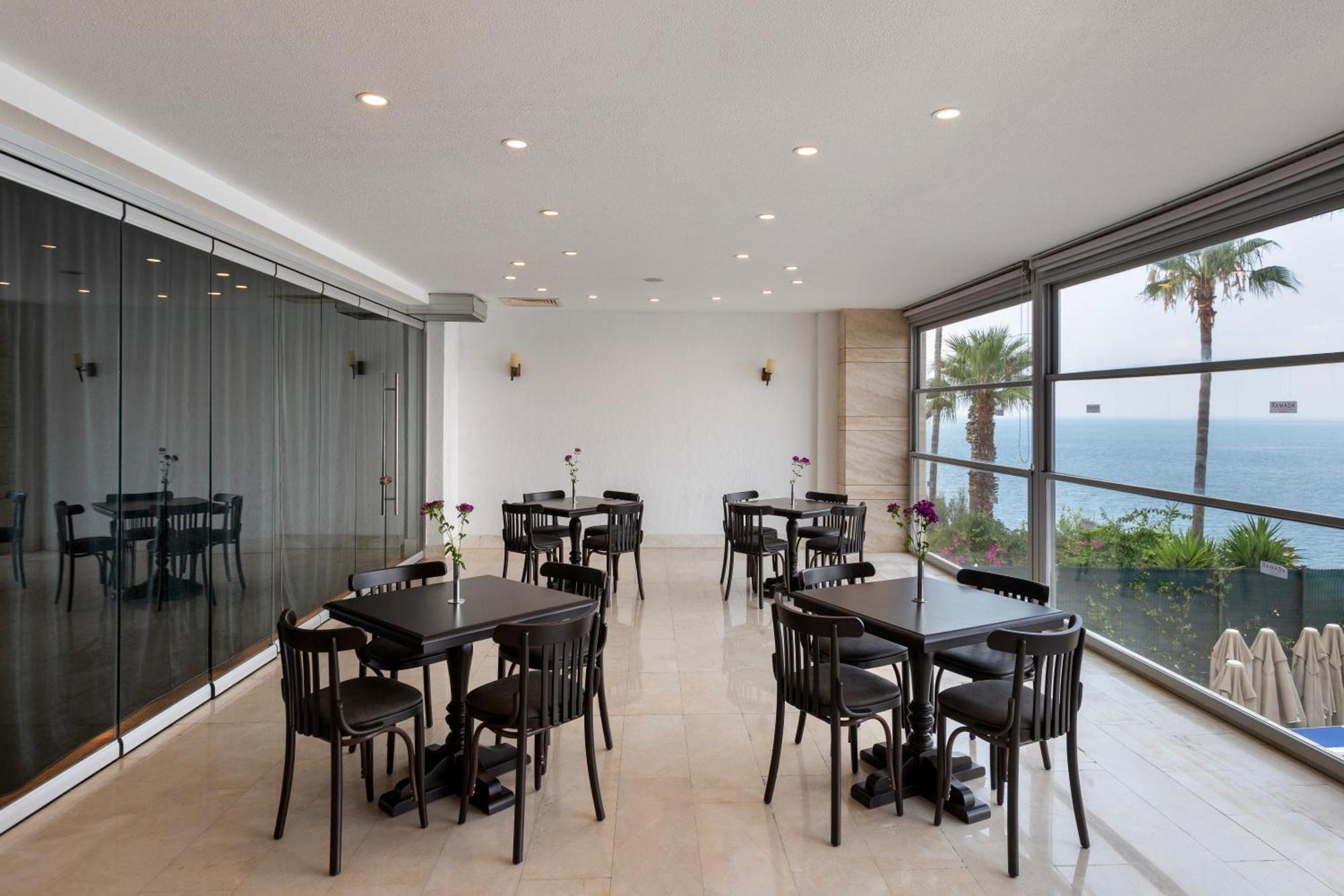 Ramada Plaza Antalya Hotel Exterior foto The dining room