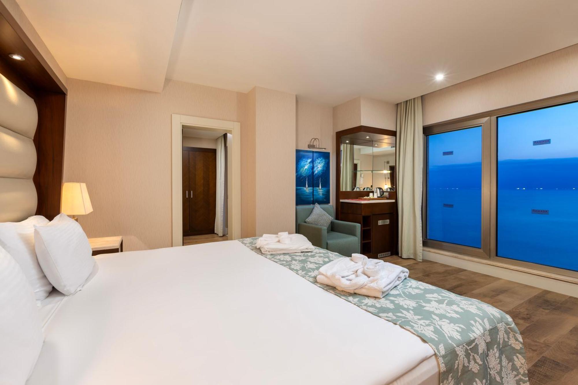 Ramada Plaza Antalya Hotel Exterior foto A bedroom at the hotel