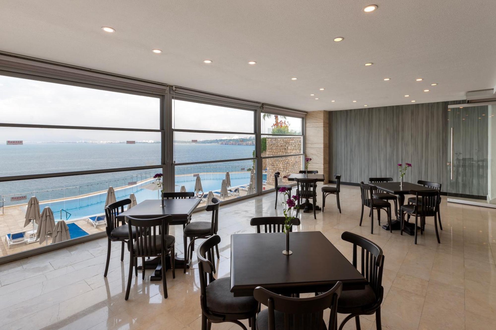 Ramada Plaza Antalya Hotel Exterior foto The restaurant