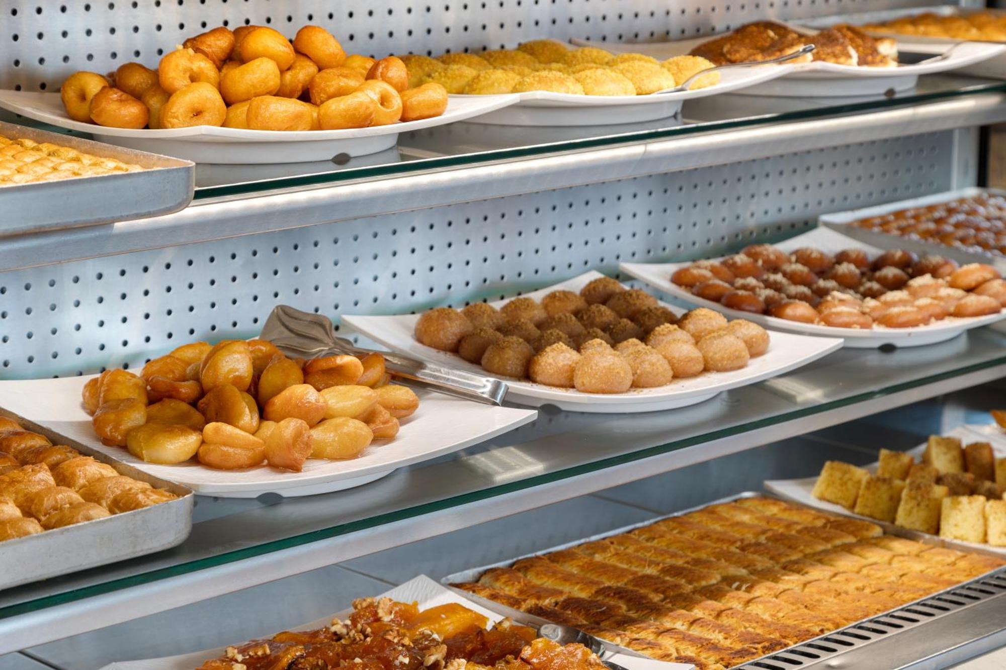 Ramada Plaza Antalya Hotel Exterior foto A display case of pastries