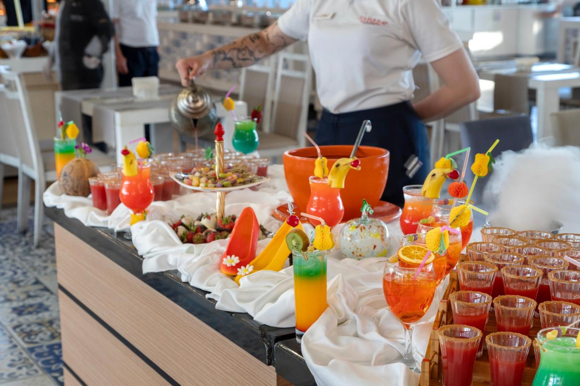 Ramada Plaza Antalya Hotel Exterior foto A selection of non-alcoholic drinks