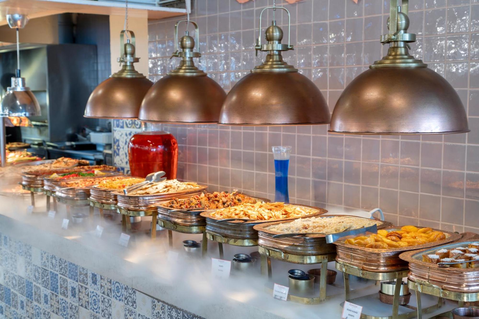 Ramada Plaza Antalya Hotel Exterior foto A buffet at a restaurant