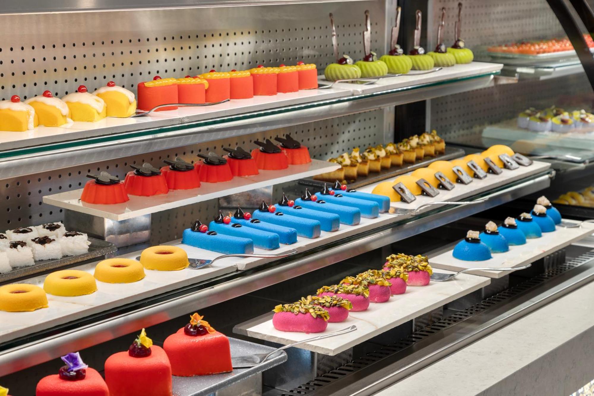 Ramada Plaza Antalya Hotel Exterior foto A display of petit fours