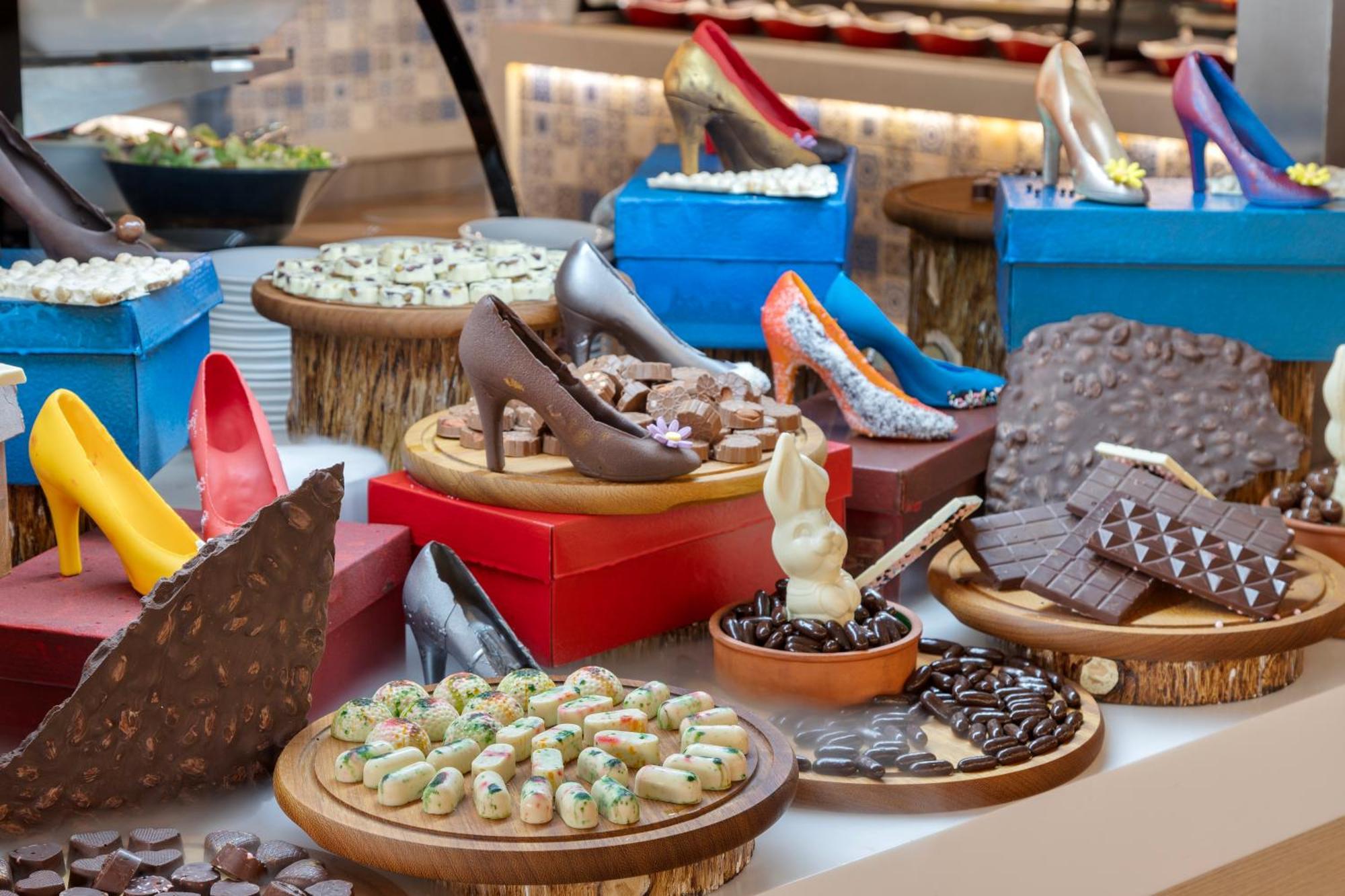 Ramada Plaza Antalya Hotel Exterior foto Chocolate shoes