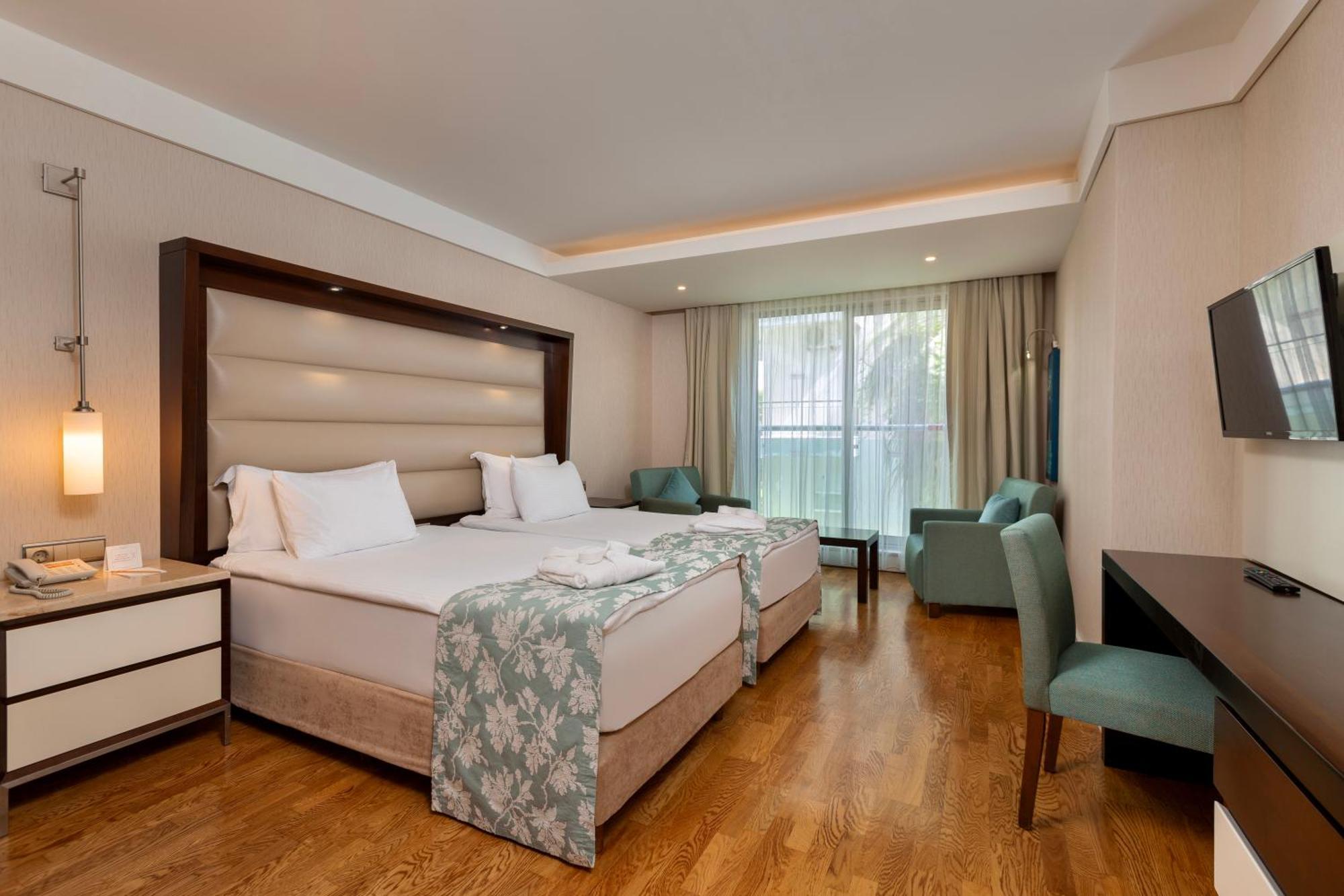 Ramada Plaza Antalya Hotel Exterior foto A room at the hotel