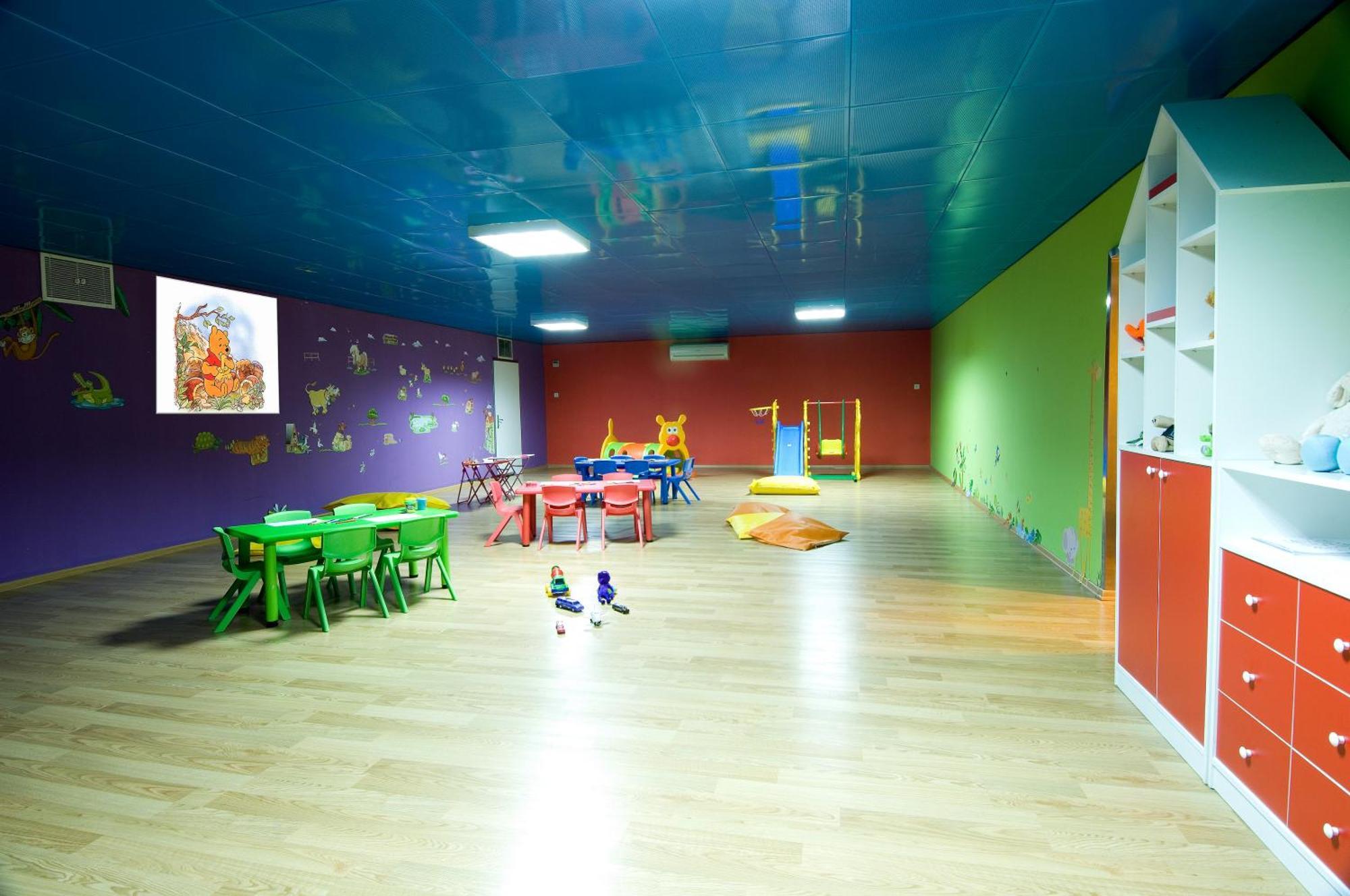 Ramada Plaza Antalya Hotel Exterior foto A nursery in Spain