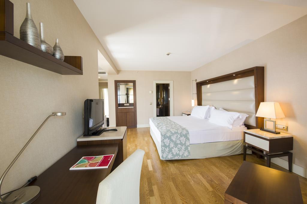 Ramada Plaza Antalya Hotel Exterior foto A room at the hotel