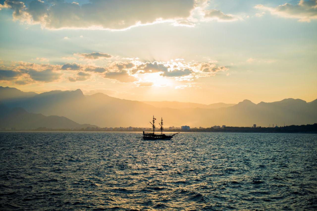 Ramada Plaza Antalya Hotel Exterior foto Sunset over the Gulf of İzmit