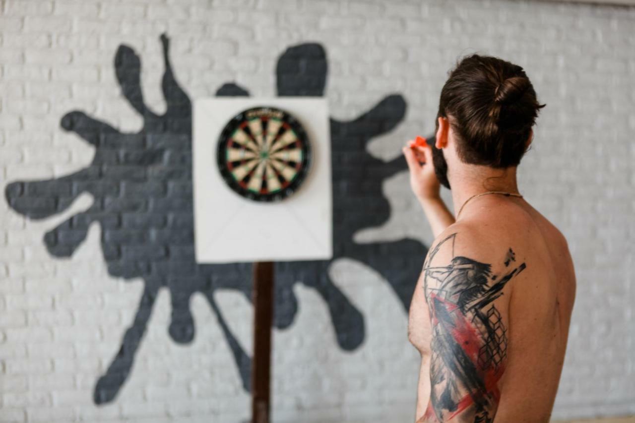 Ramada Plaza Antalya Hotel Exterior foto A player throwing a dart